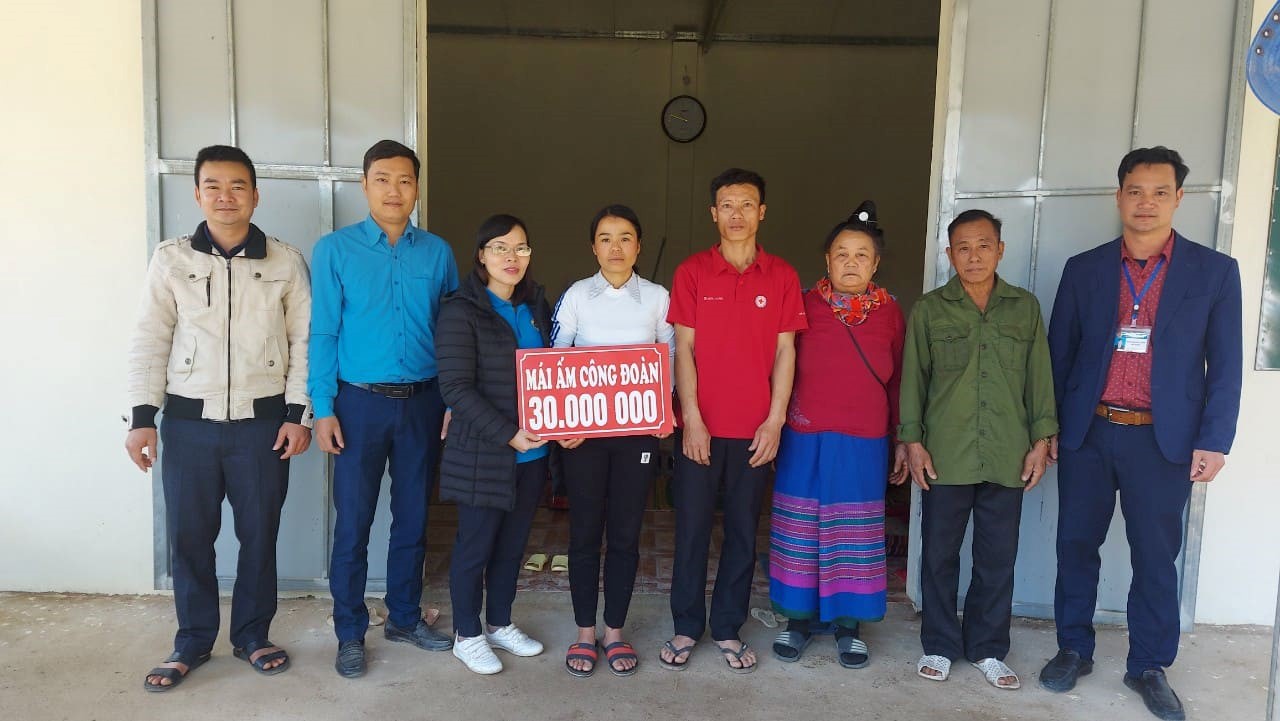 07 Liên đoàn Lao động huyện Điện Biên Đông trao Mái ấm Công đoàn