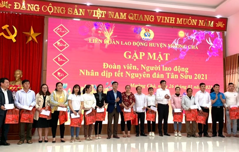 48 MUONG CHA GẶP MẶT TẶG QUÀ XUÂN TÂN SỬU 04