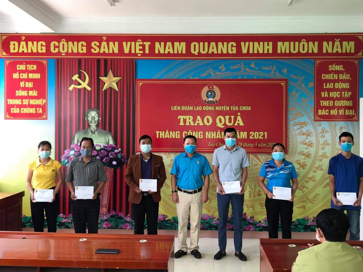 83 TIN TRAO QUÀ THÁNG CÔNG NHÂN 2021 tủa chùa 01