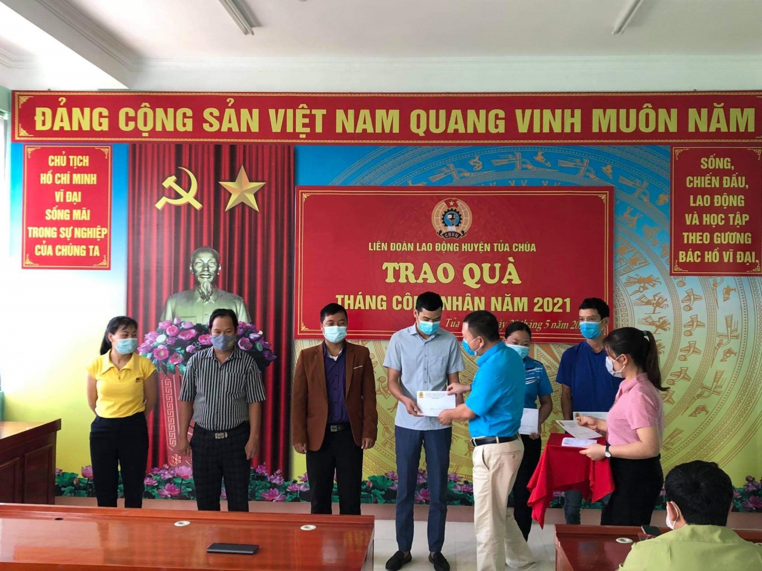 83 TIN TRAO QUÀ THÁNG CÔNG NHÂN 2021 tủa chùa 02