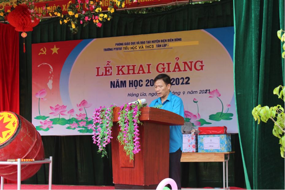 52 Liên đoàn Lao động tỉnh tặng quà nhân dịp năm học mới 01