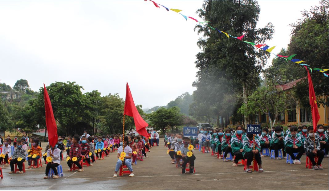 52 Liên đoàn Lao động tỉnh tặng quà nhân dịp năm học mới 02