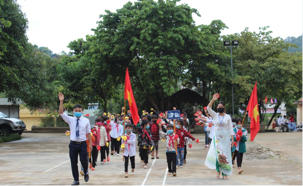 52 Liên đoàn Lao động tỉnh tặng quà nhân dịp năm học mới 08