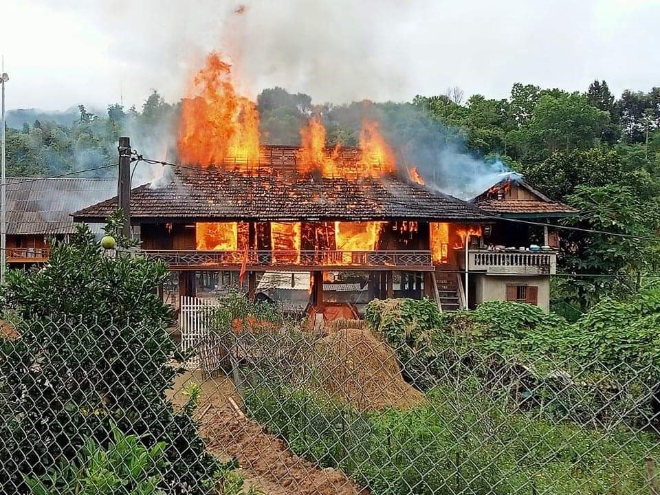 52 THÀNH PHỐ Trao hỗ trợ gia đình bị cháy nhà 02