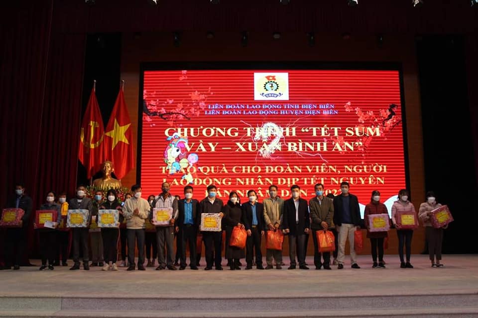 51 Liên đoàn Lao động huyện Điện Biên Trao 50 suất quà 03