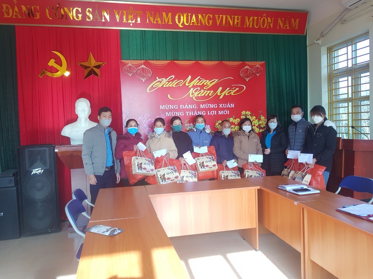 58 Liên đoàn Lao động huyện Điện Biên Đông trao quà Tết cho 55 đoàn viên Công đoàn 01