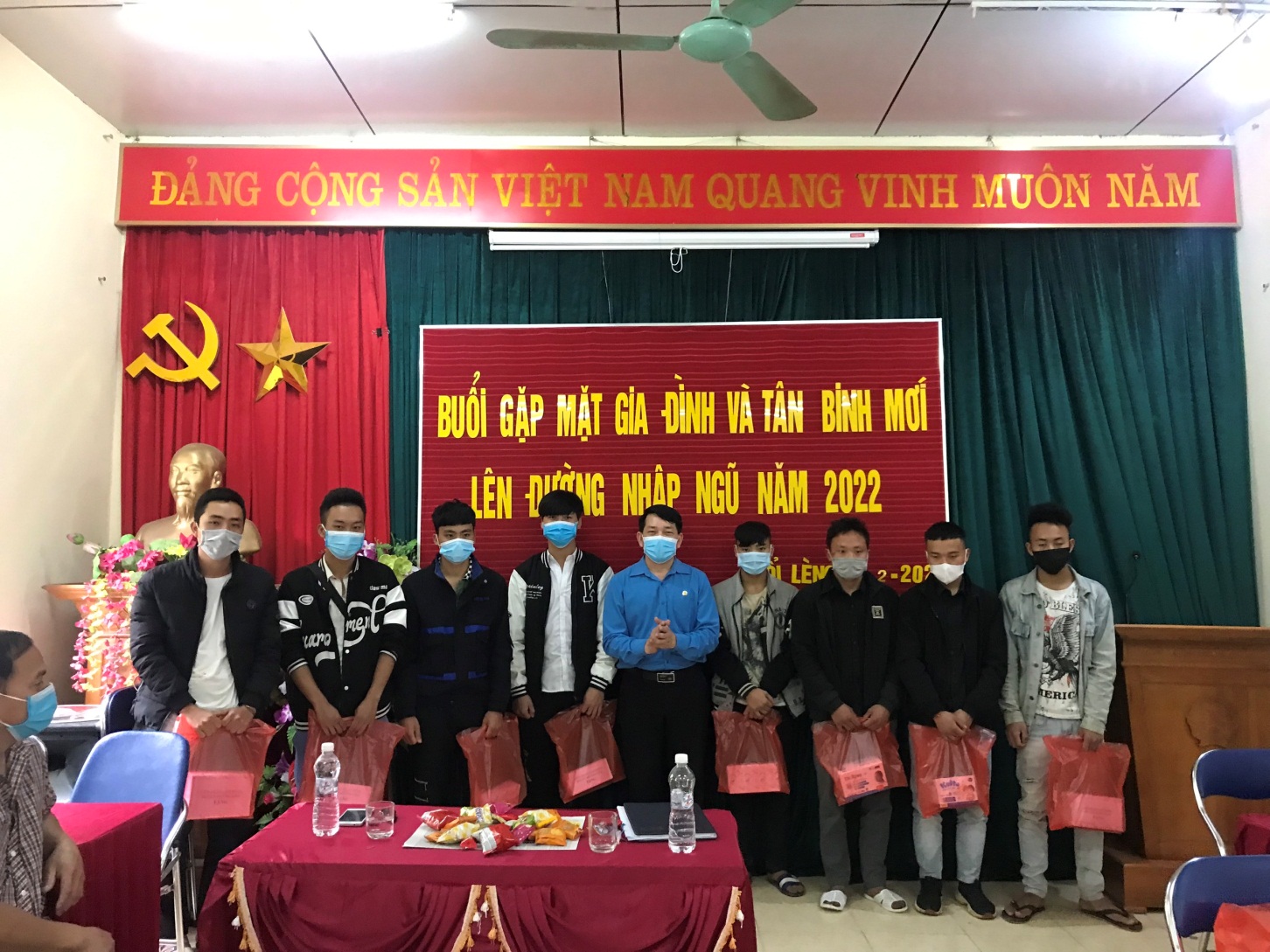 78 tin TẶNG QUÀ TÂN BINH NHẬP NGŨ huyện mường chà