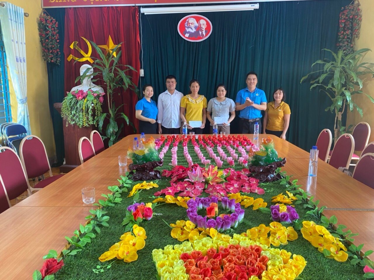 61 Tin TRAO QUÀ THÁNG CN huyện Mường Chà 01