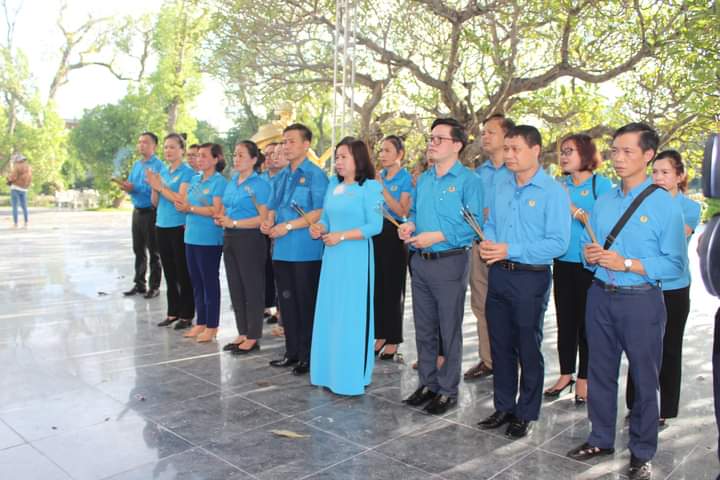 20 Đoàn công tác của Tổng LĐLĐ VN dâng hương tưởng niệm các anh hùng liệt sĩ tại Điện Biên 02