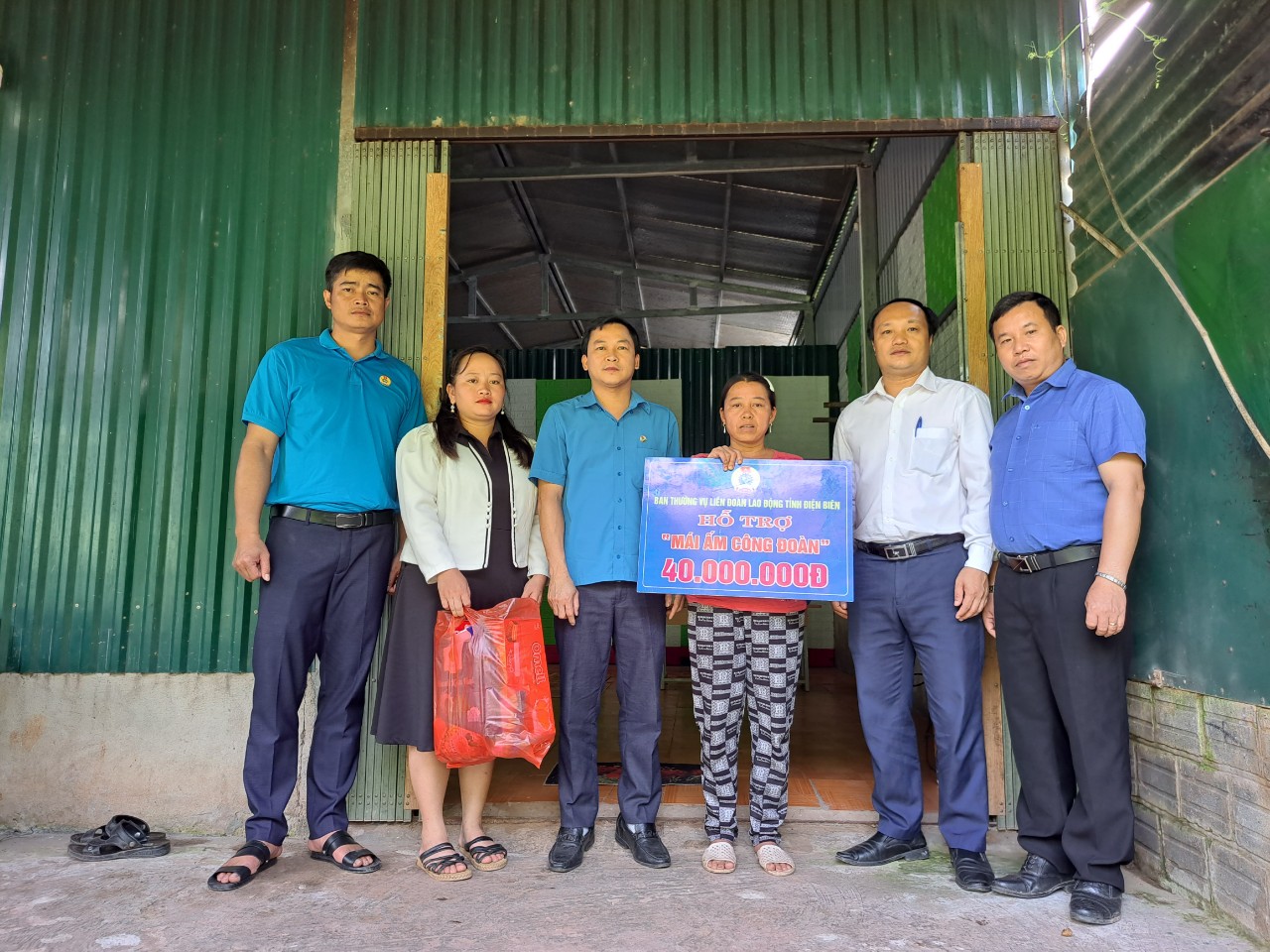 38 LĐLĐ tỉnh Điện Biên trao 200 triệu đồng hỗ trợ làm nhà Nam po 01