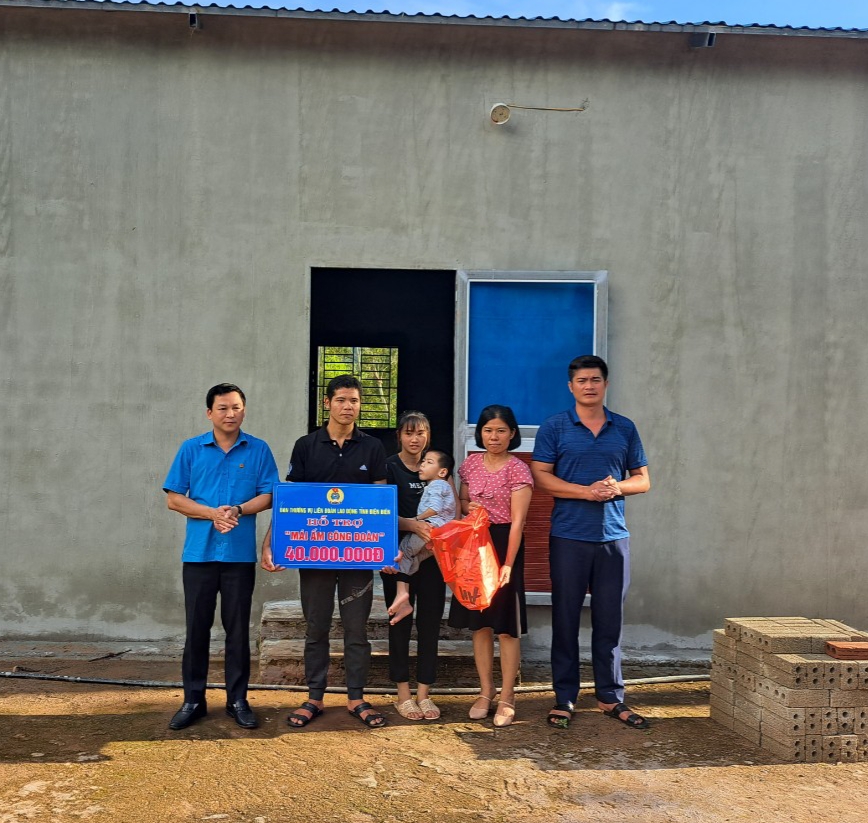 38 LĐLĐ tỉnh Điện Biên trao 200 triệu đồng hỗ trợ làm nhà Nam po 04
