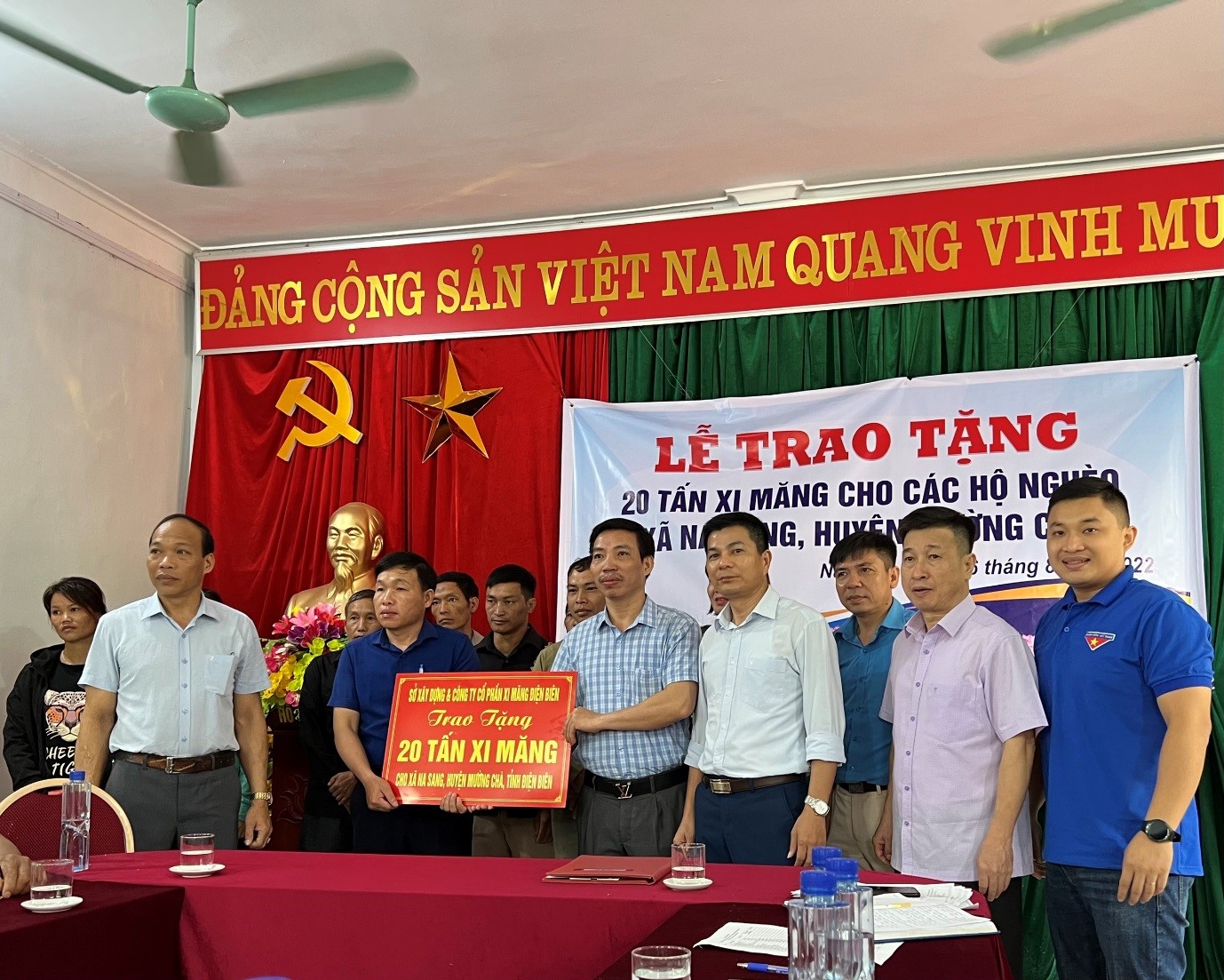 44 Tin Sở Xây dựng hỗ trợ 20 tấn xi măng cho 40 gia đình có hoàn cảnh khó khăn 01