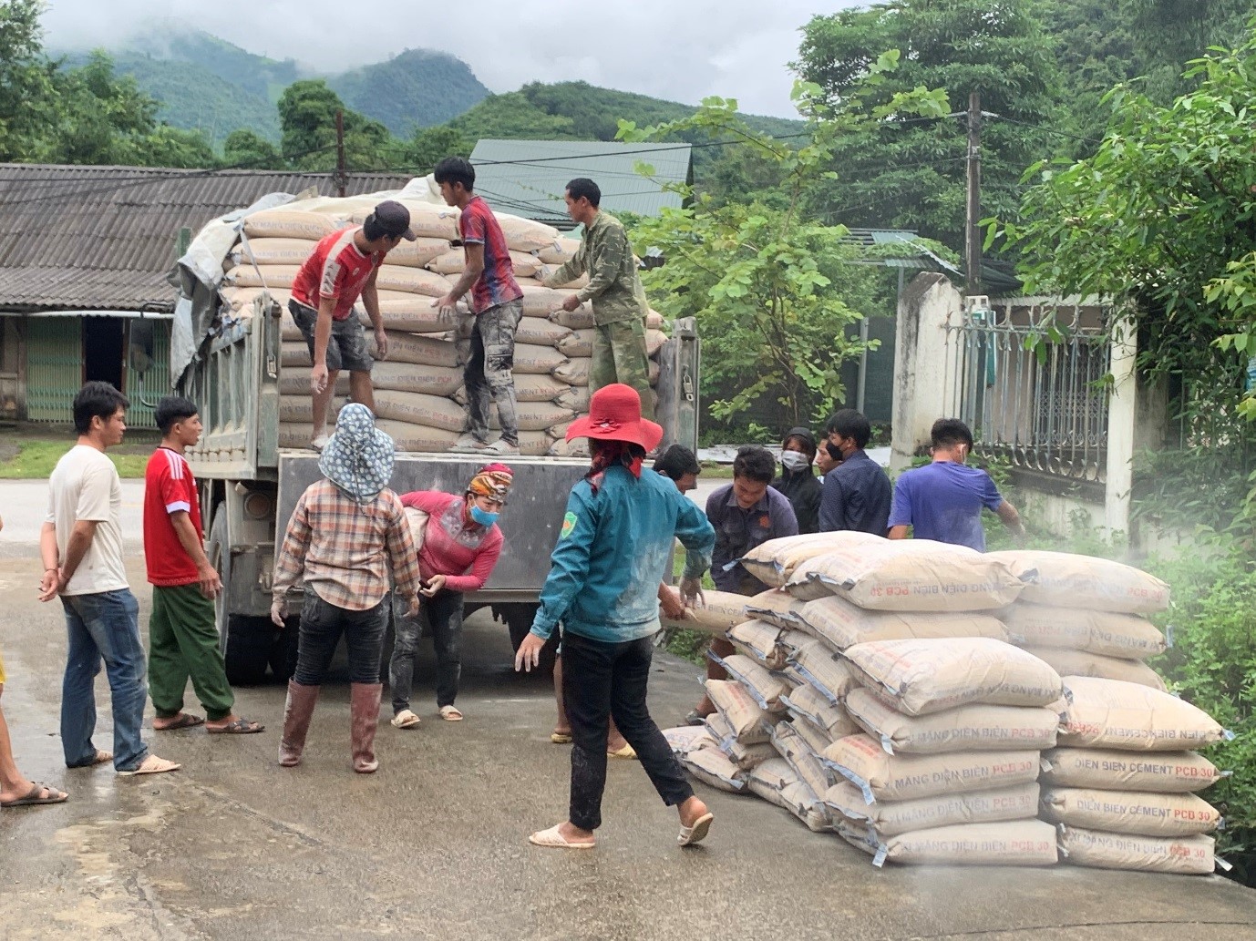 44 Tin Sở Xây dựng hỗ trợ 20 tấn xi măng cho 40 gia đình có hoàn cảnh khó khăn 02