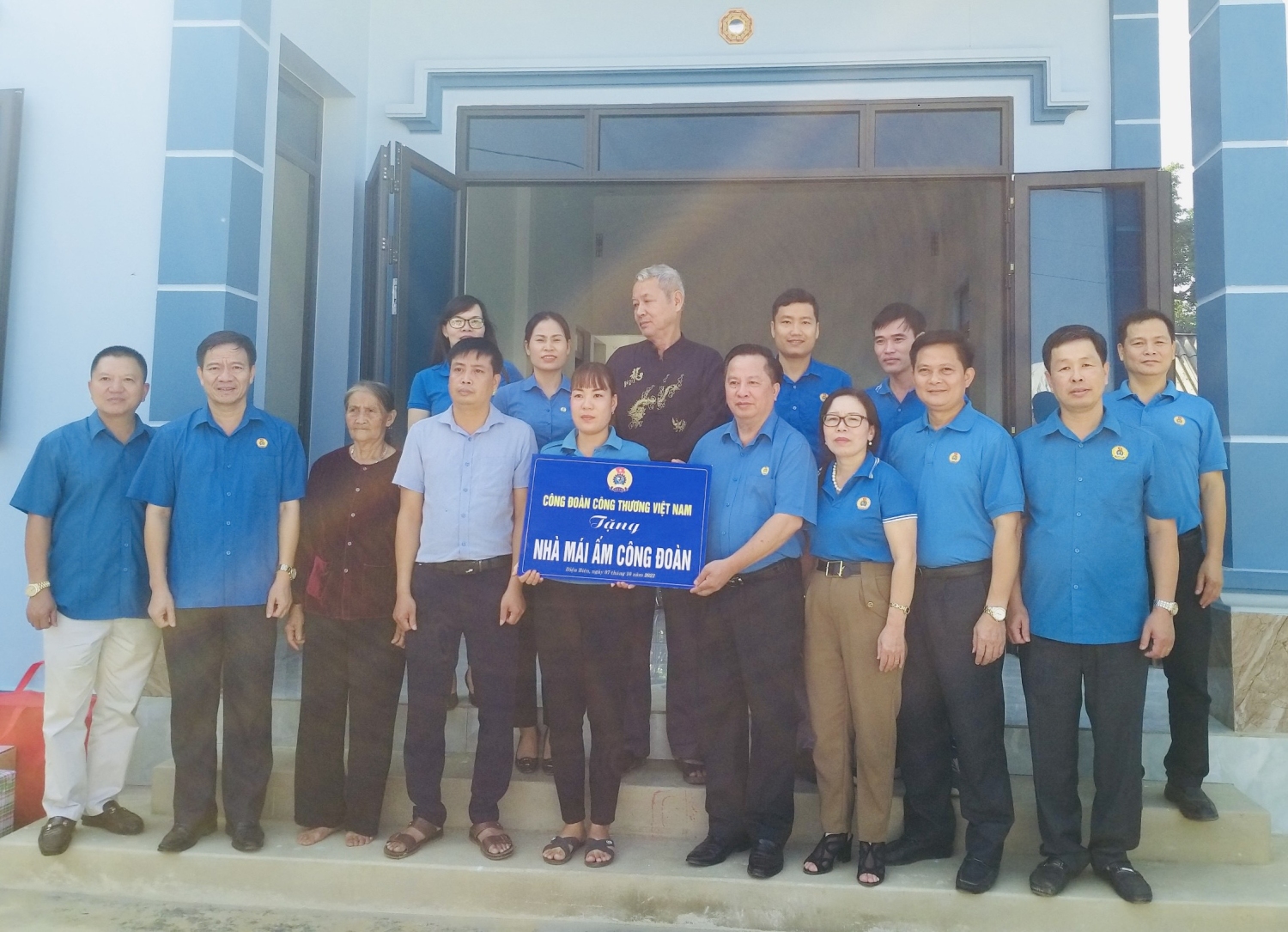 11 Trao hỗ trợ nhà ở từ nguồn hỗ trợ CĐ Công thương VN 02