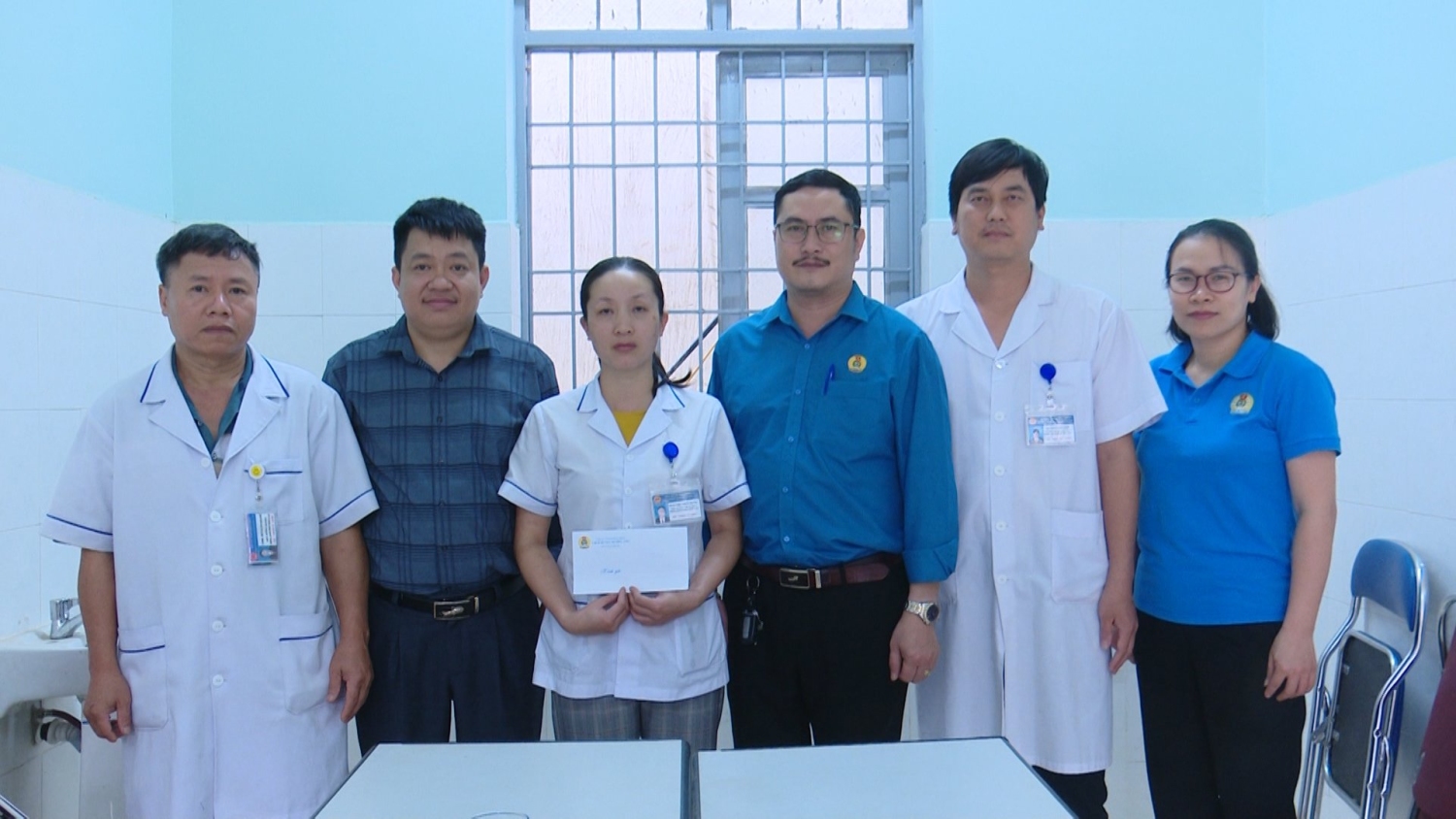 TRAO QUA ẢNH 2