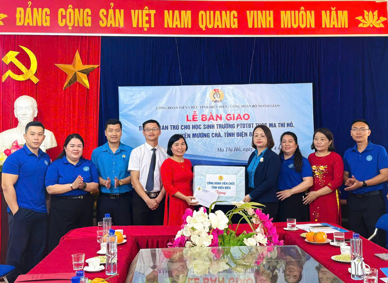 8 anh 4