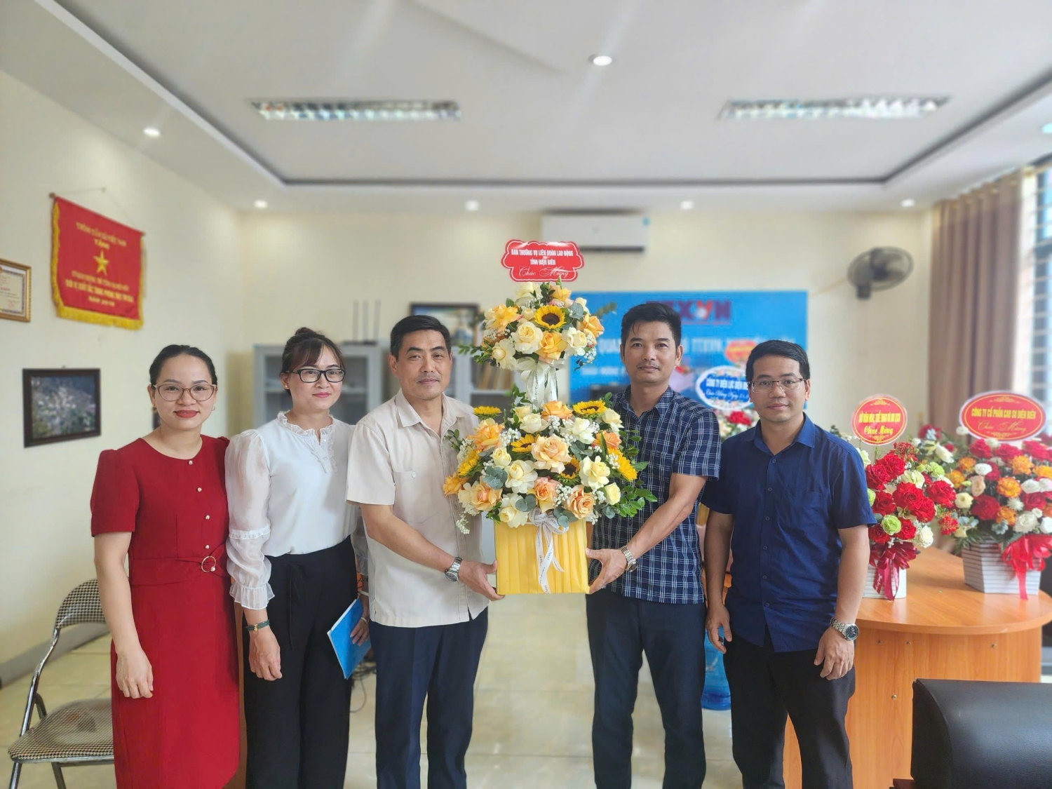 3 anh 1