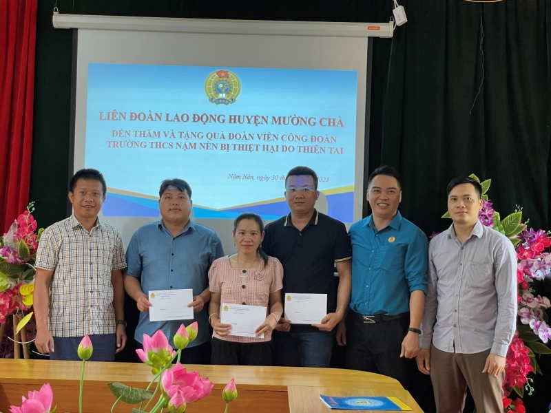 Tin-LDLD-huyen-Muong-Cha-tang-qua-thang-cong-nhan-Lu-Giang-Nam-duyet-01.jpg