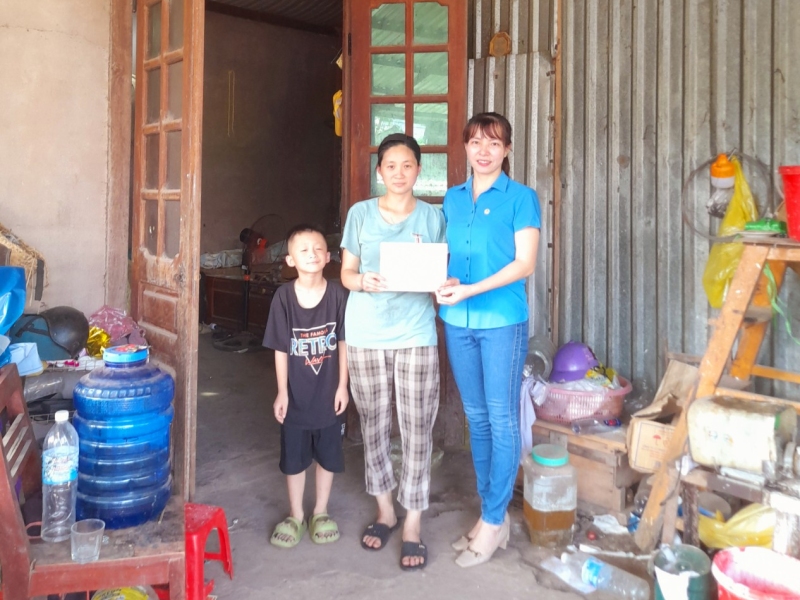 tin-Muong-Nhe-trao-qua-thang-cong-nhan-nam-2023-Lu-Giang-Nam-duyet-01.jpg